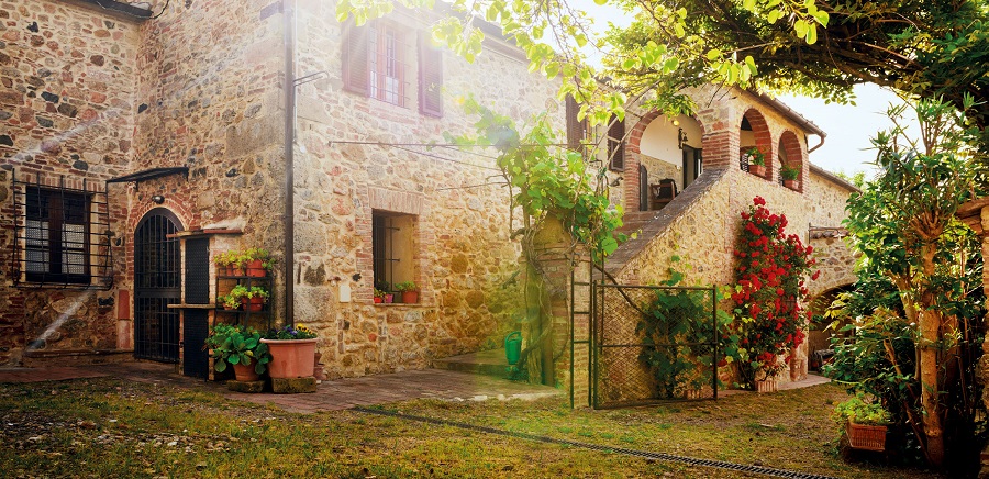 L’hôtel, ses arbres et les voisins