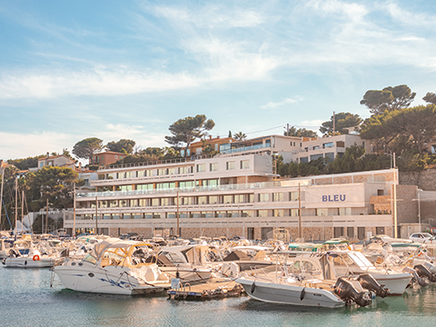 L’Hôtel Bleu à Carry-le-Rouet (13) : Navire de plaisance en méditerranée